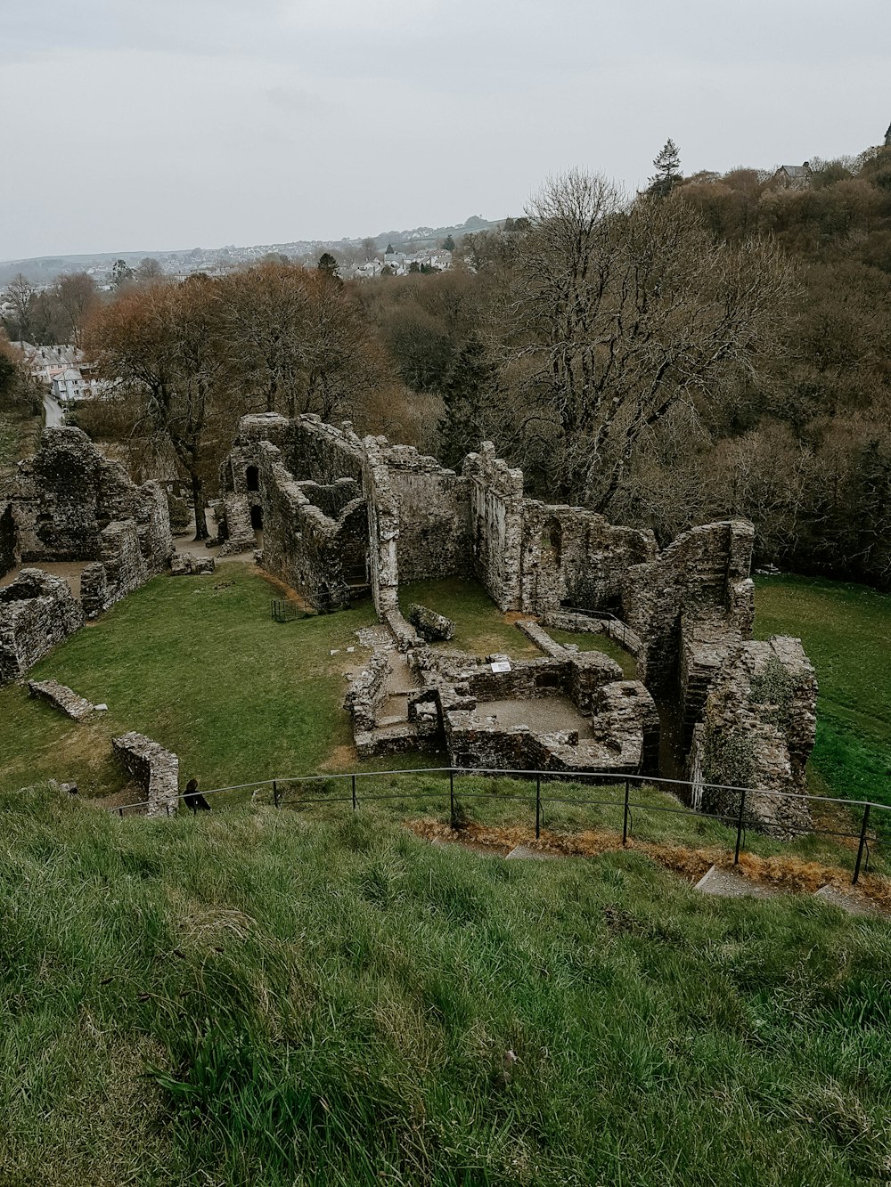 the ruins of an old castle in the middle of a field