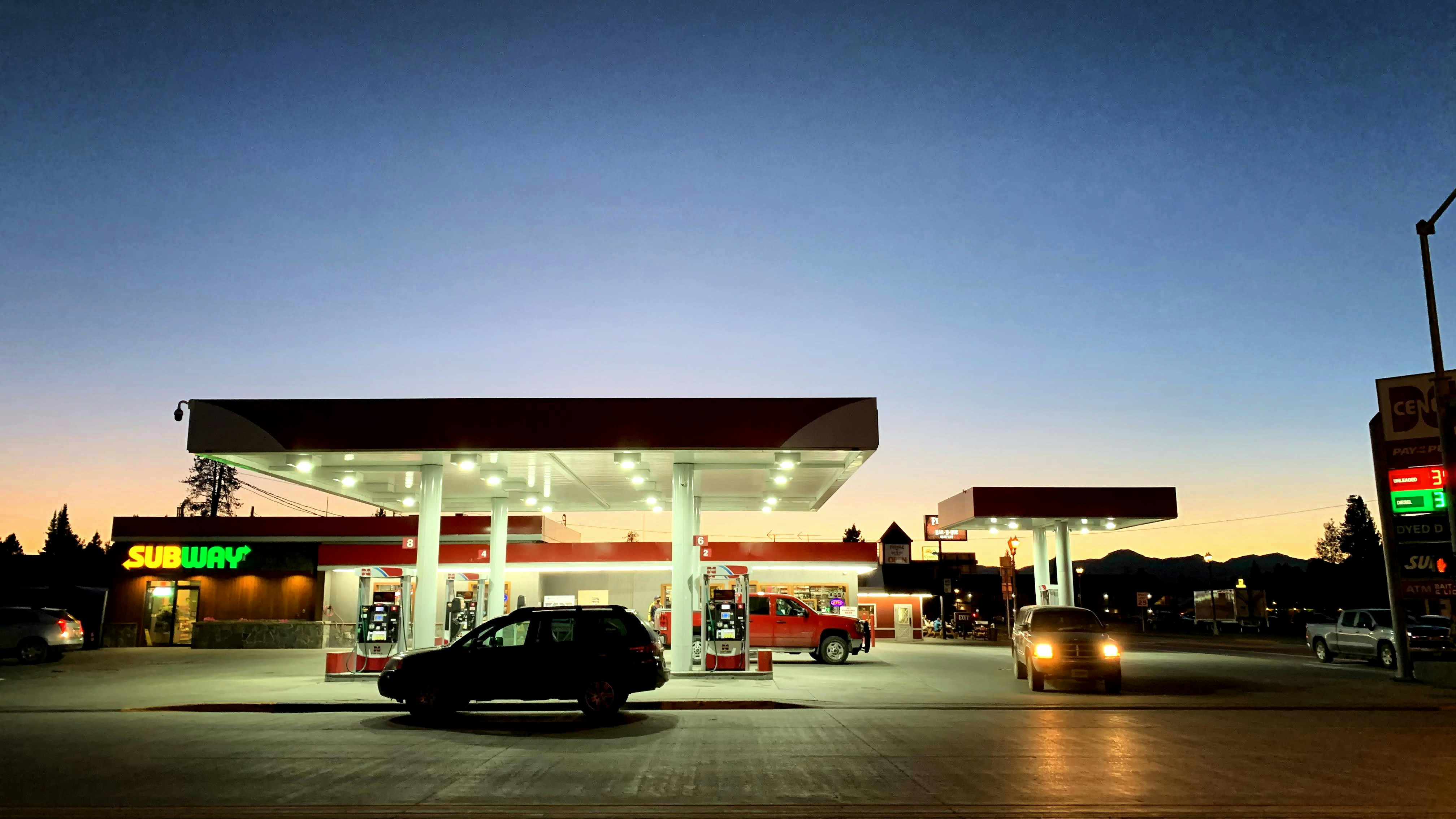 Ankara’da Akaryakıt Fiyatlarında Değişim Yok; Cumartesi Günü Benzine 1 TL İndirim Bekleniyor - Gündem haberi görseli