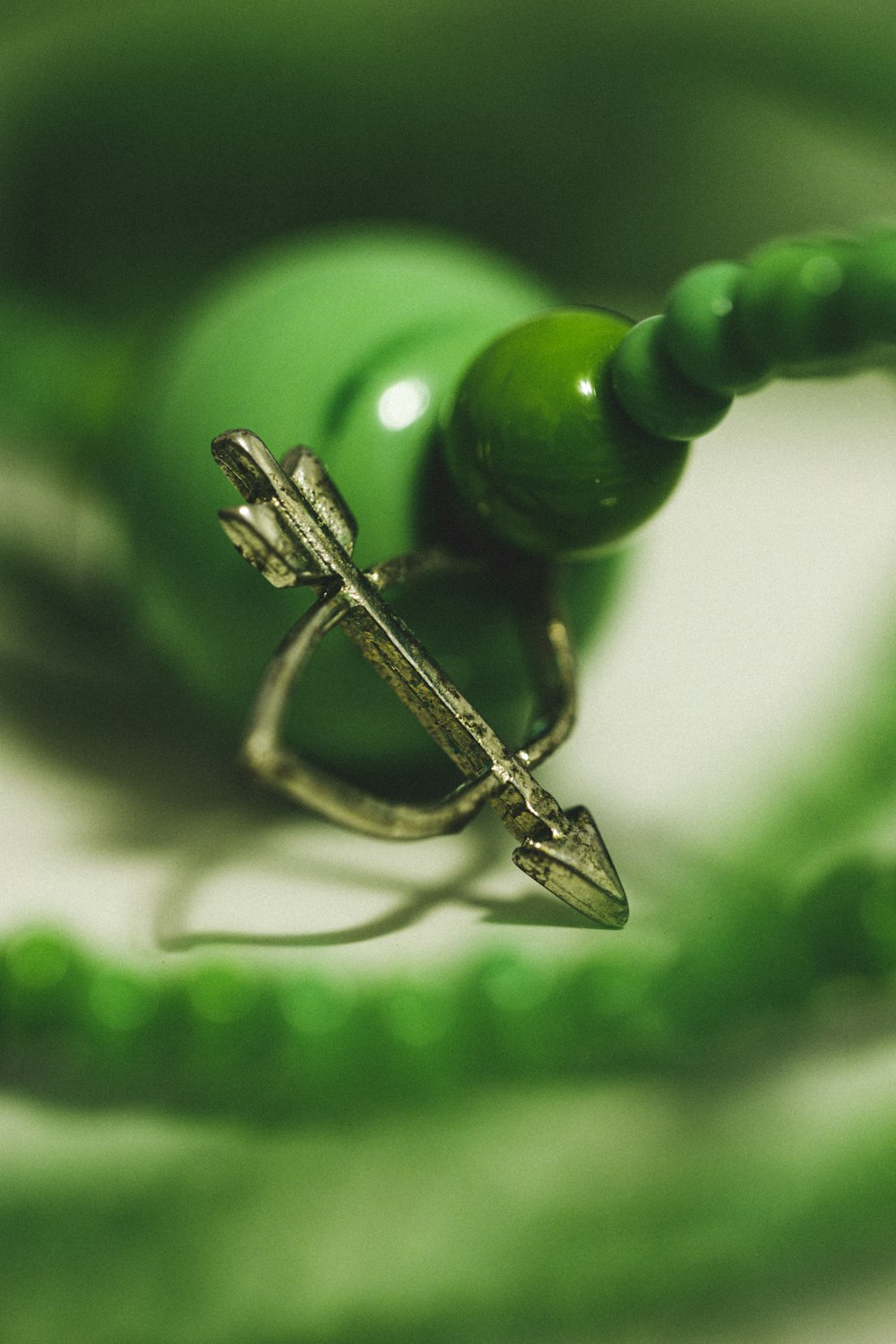 un primo piano di una perla verde e un anello