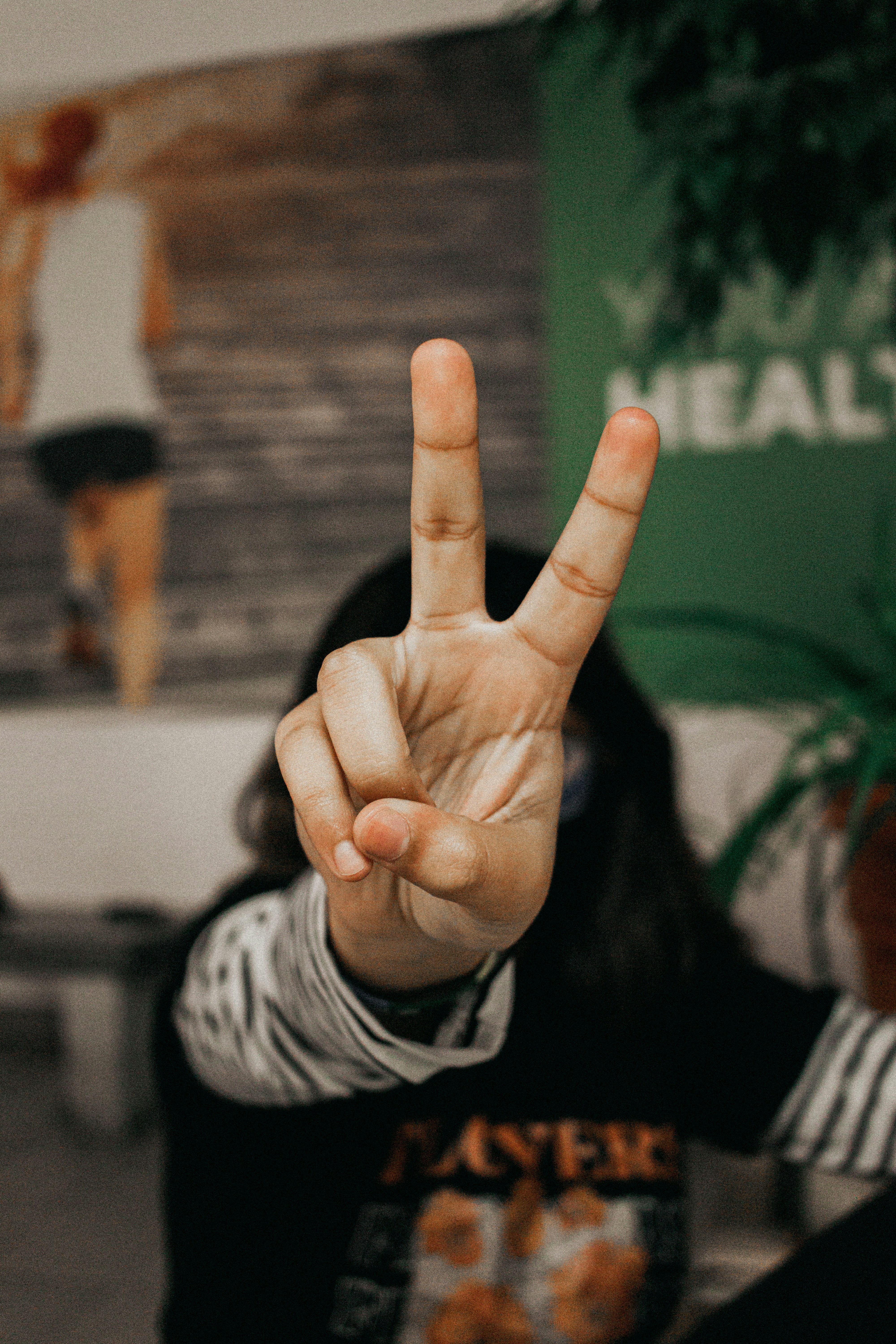 Eine Person, die mit ihrer Hand ein Peace-Zeichen macht Foto – Kostenloses  Bild zum Thema Mensch auf Unsplash, image size:3000x4500