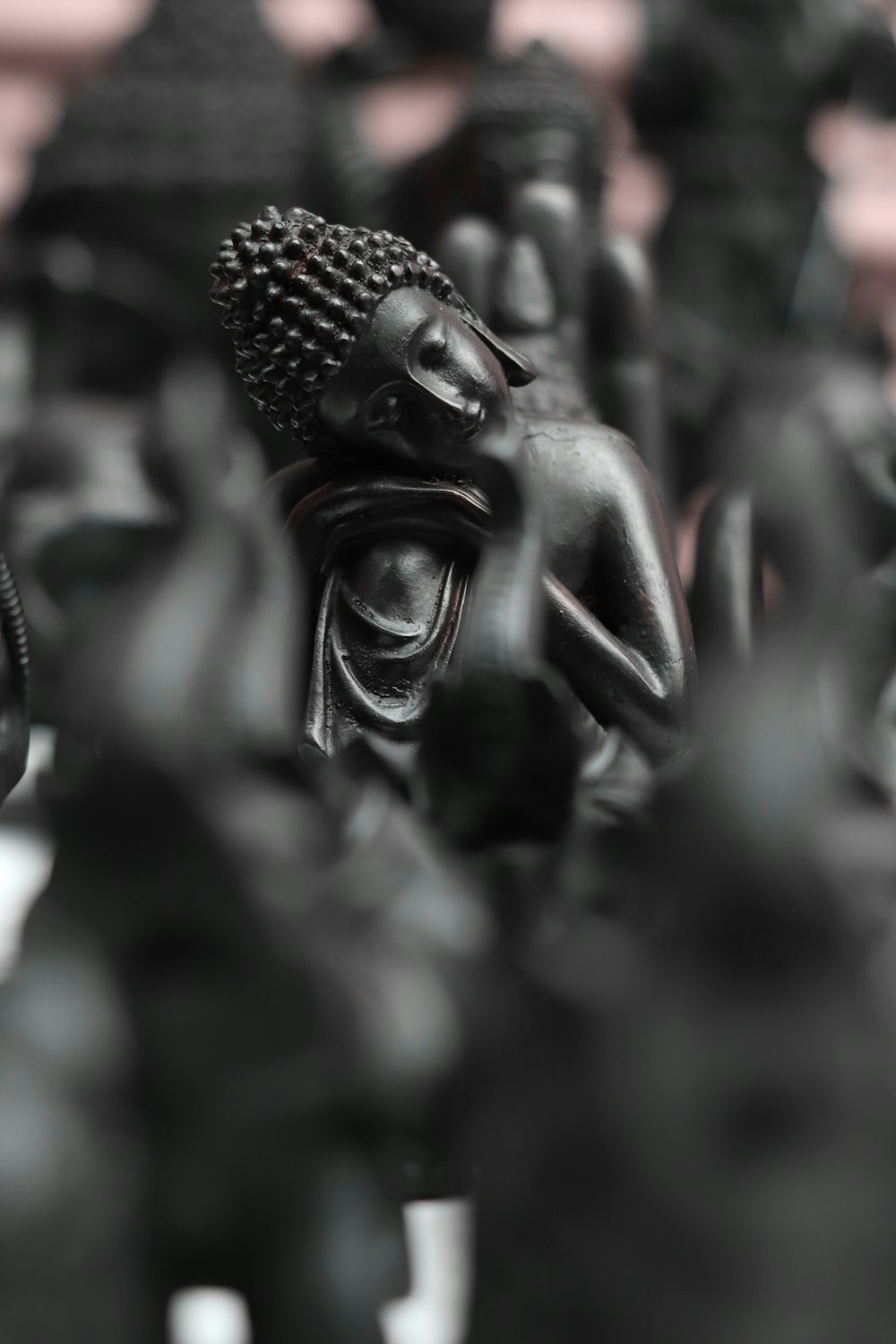 Une photo en noir et blanc de statues de Bouddha