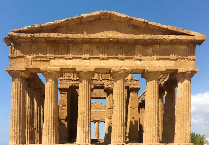 Templo griego con columnas dóricas