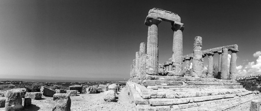 uma foto em preto e branco de algumas ruínas