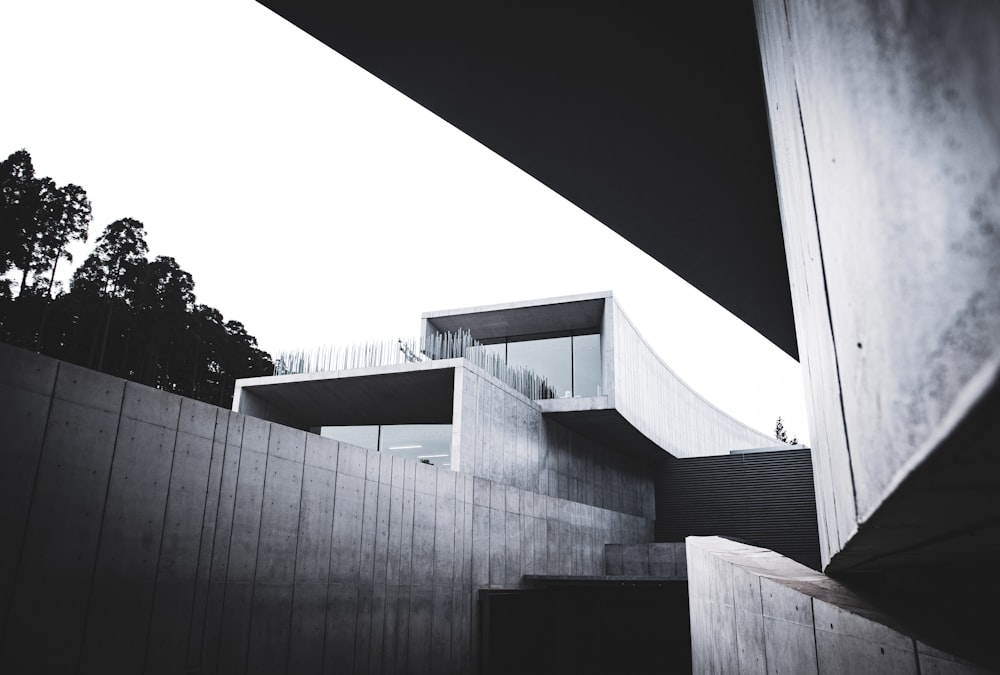 a black and white photo of a building