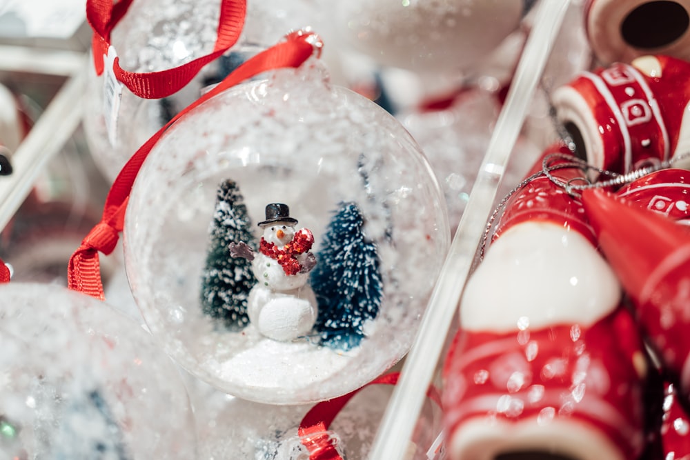 un ornamento di vetro con un pupazzo di neve al suo interno