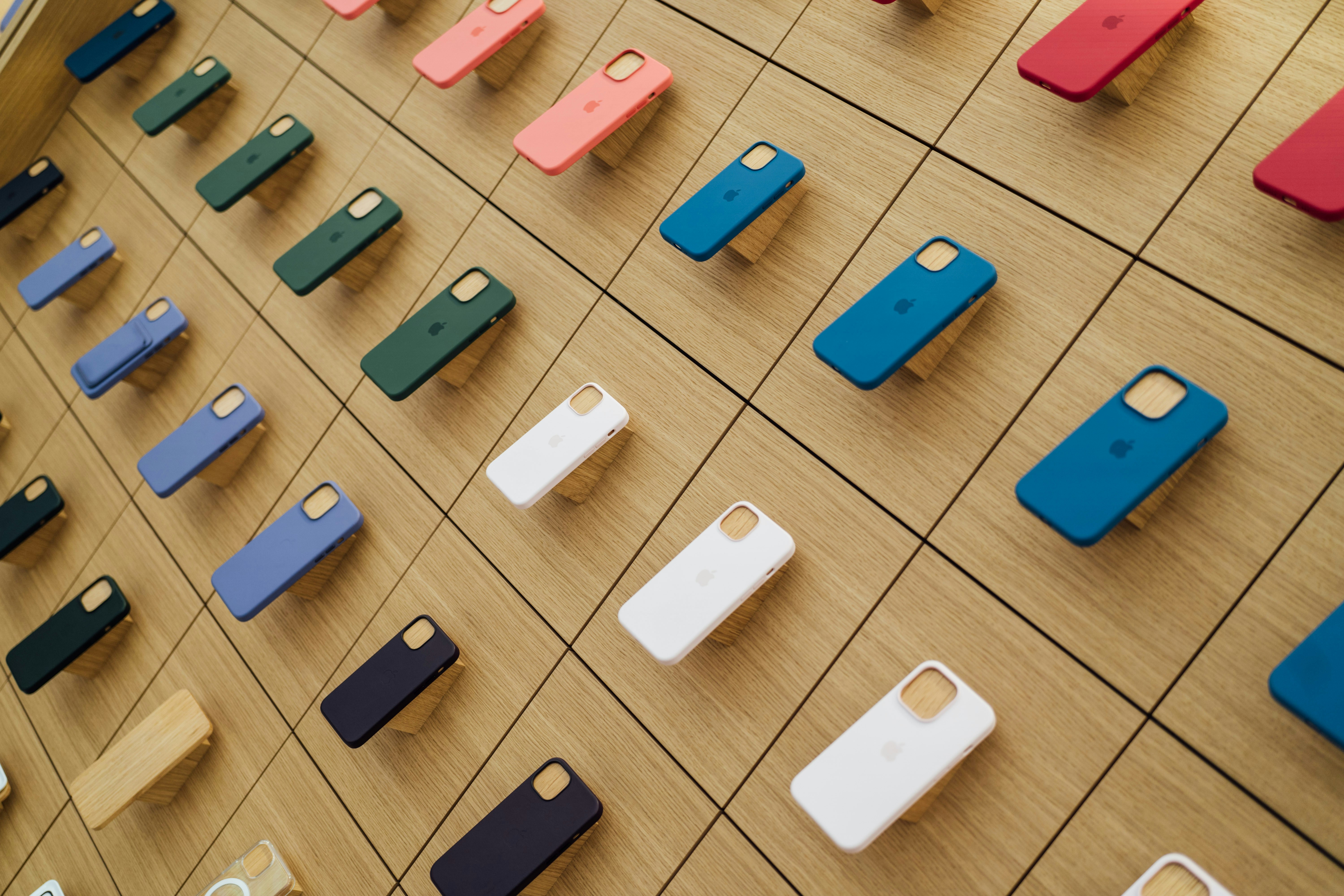 una pantalla de fundas de teléfonos celulares en una pared