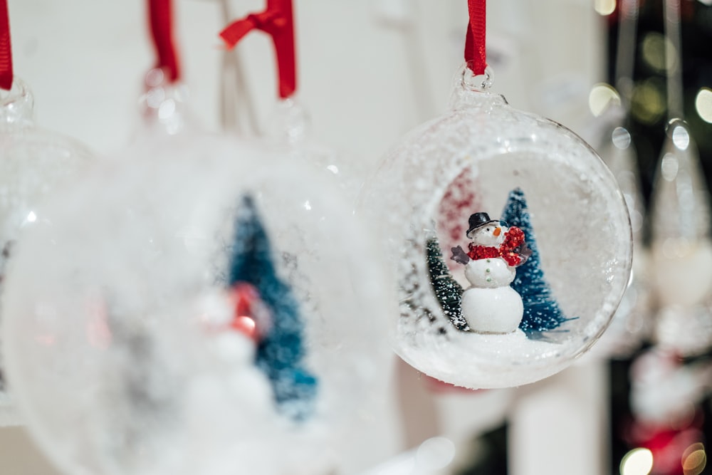 Ein Schneemann-Ornament, das an einem Weihnachtsbaum hängt