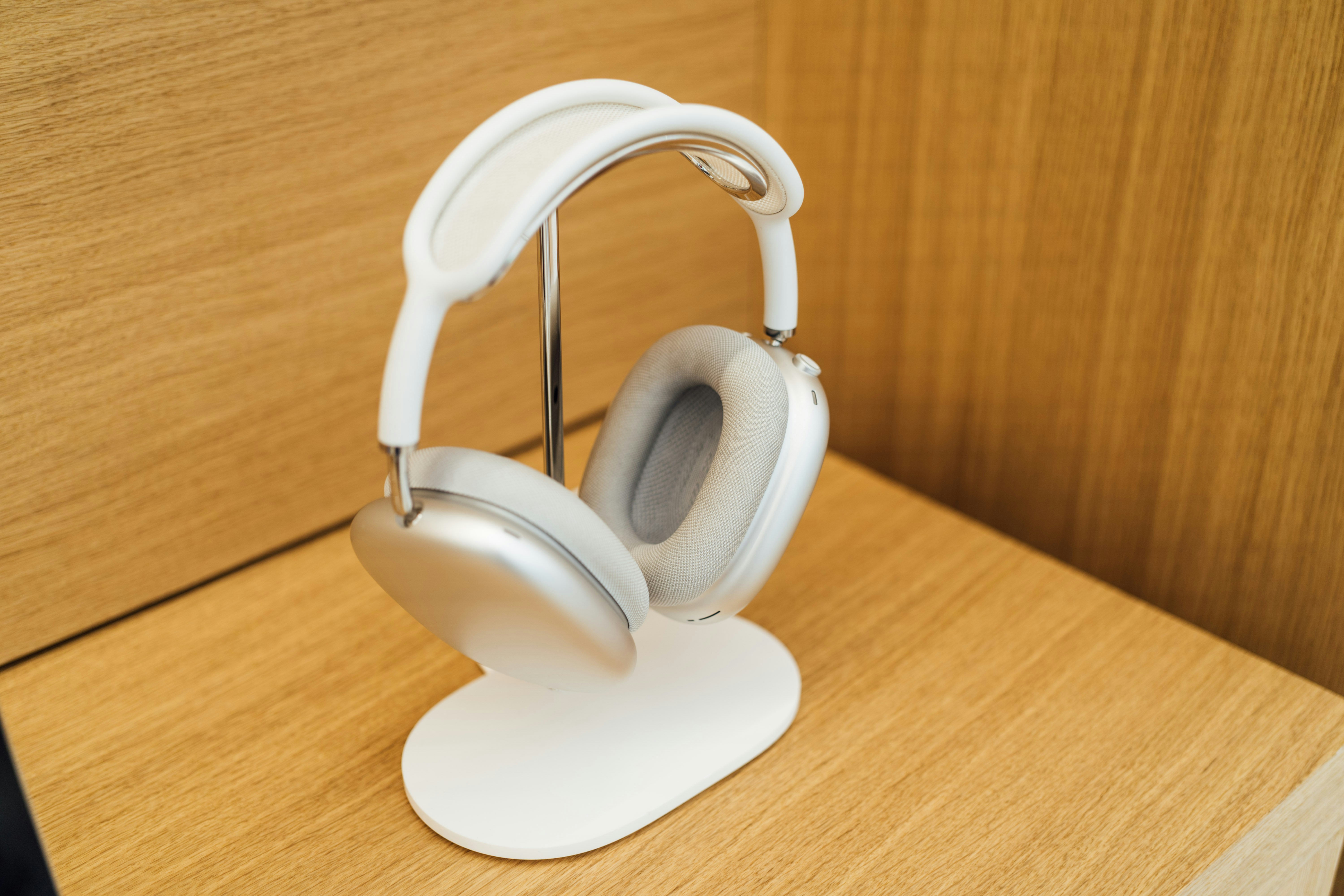 Un par de auriculares encima de un soporte blanco