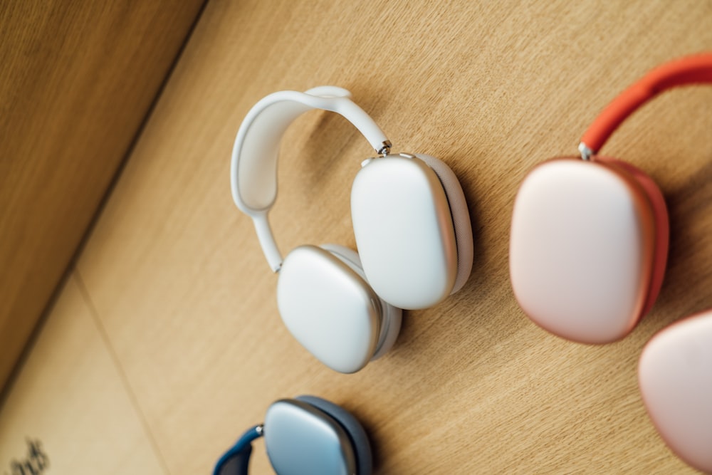 Tres auriculares sentados en una pared uno al lado del otro