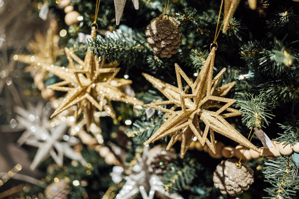 Un primer plano de un árbol de Navidad con adornos