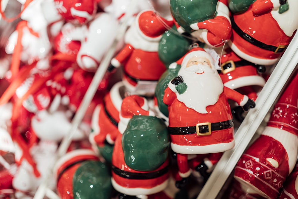 um monte de figuras de Papai Noel sentadas em cima de uma prateleira