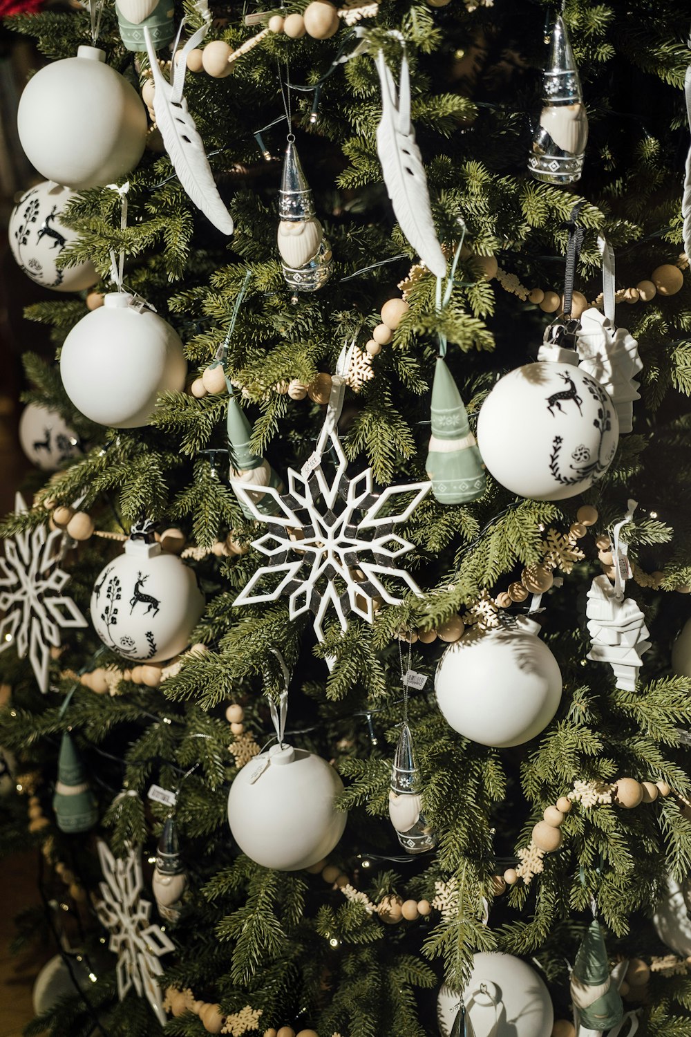 рождественская елка со свисающими с нее украшениями
