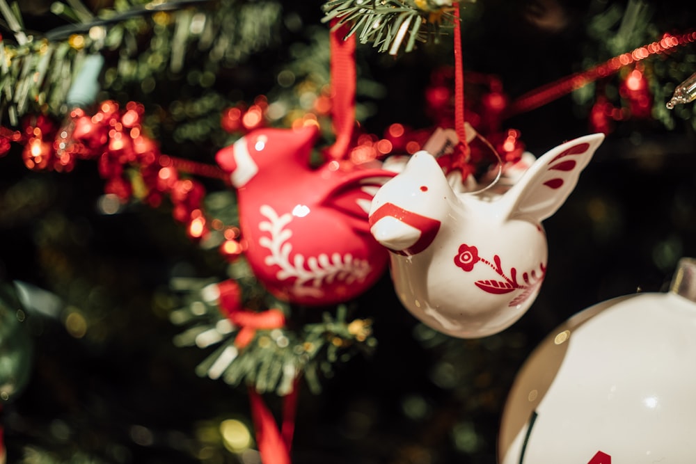 Un primer plano de un adorno navideño en un árbol