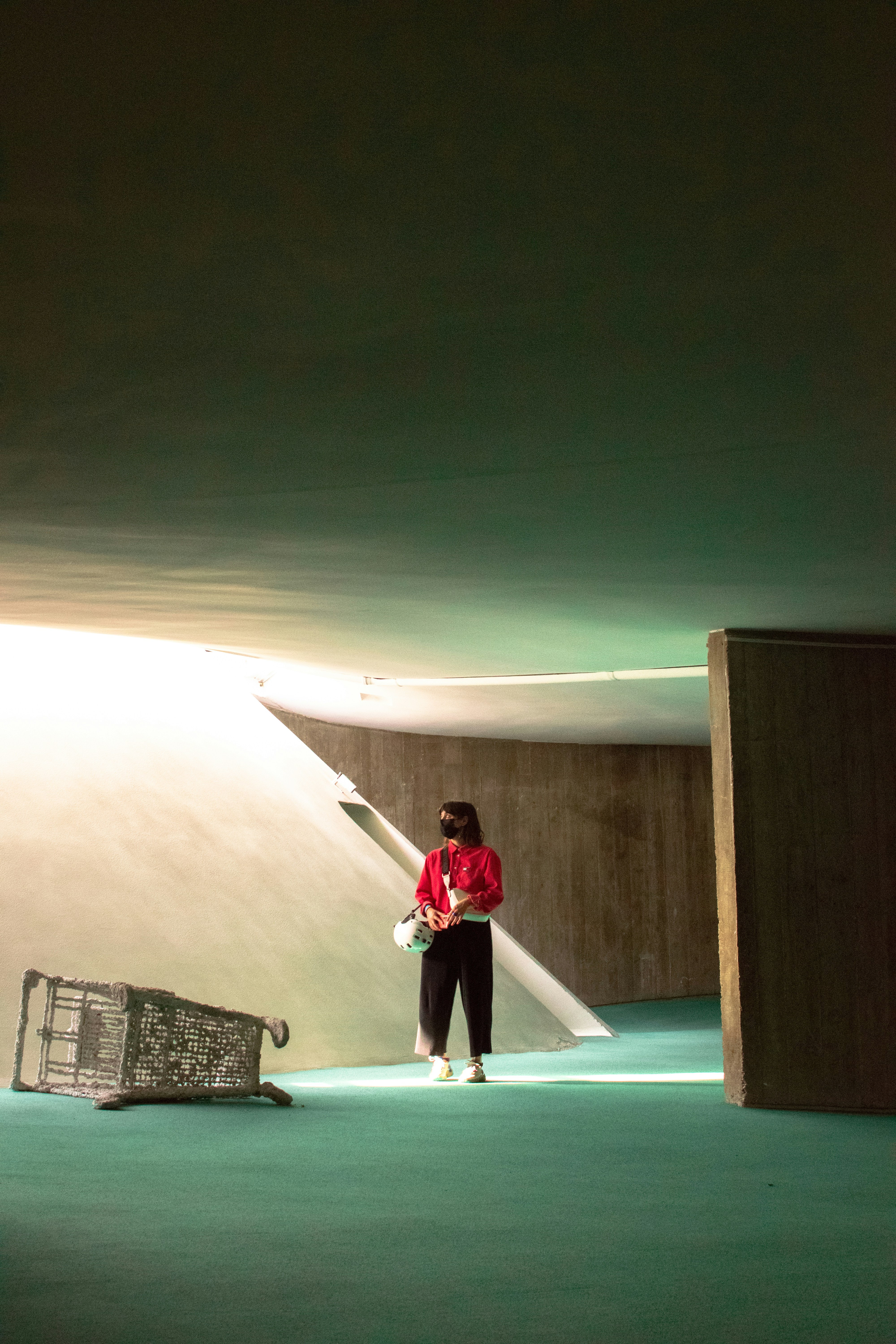 Un homme en chemise rouge debout dans une pièce