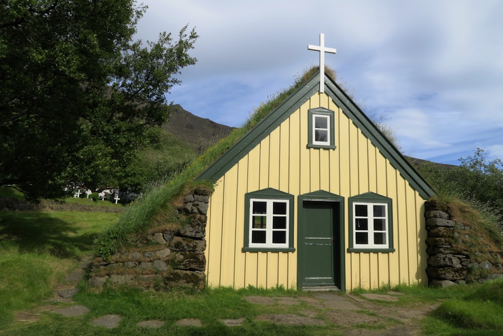 una pequeña iglesia con una cruz encima