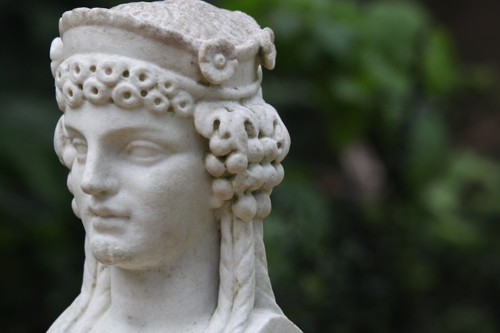 Un primer plano de una estatua de la cabeza de una mujer