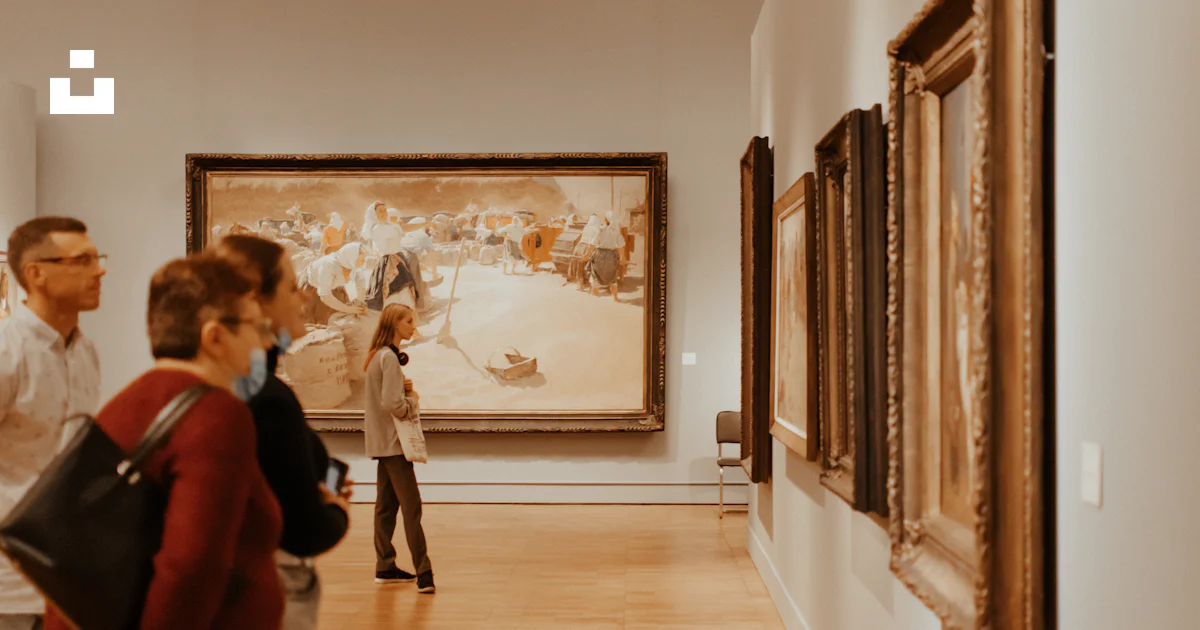 Foto Un grupo de personas mirando pinturas en un museo – Imagen Rossi ...