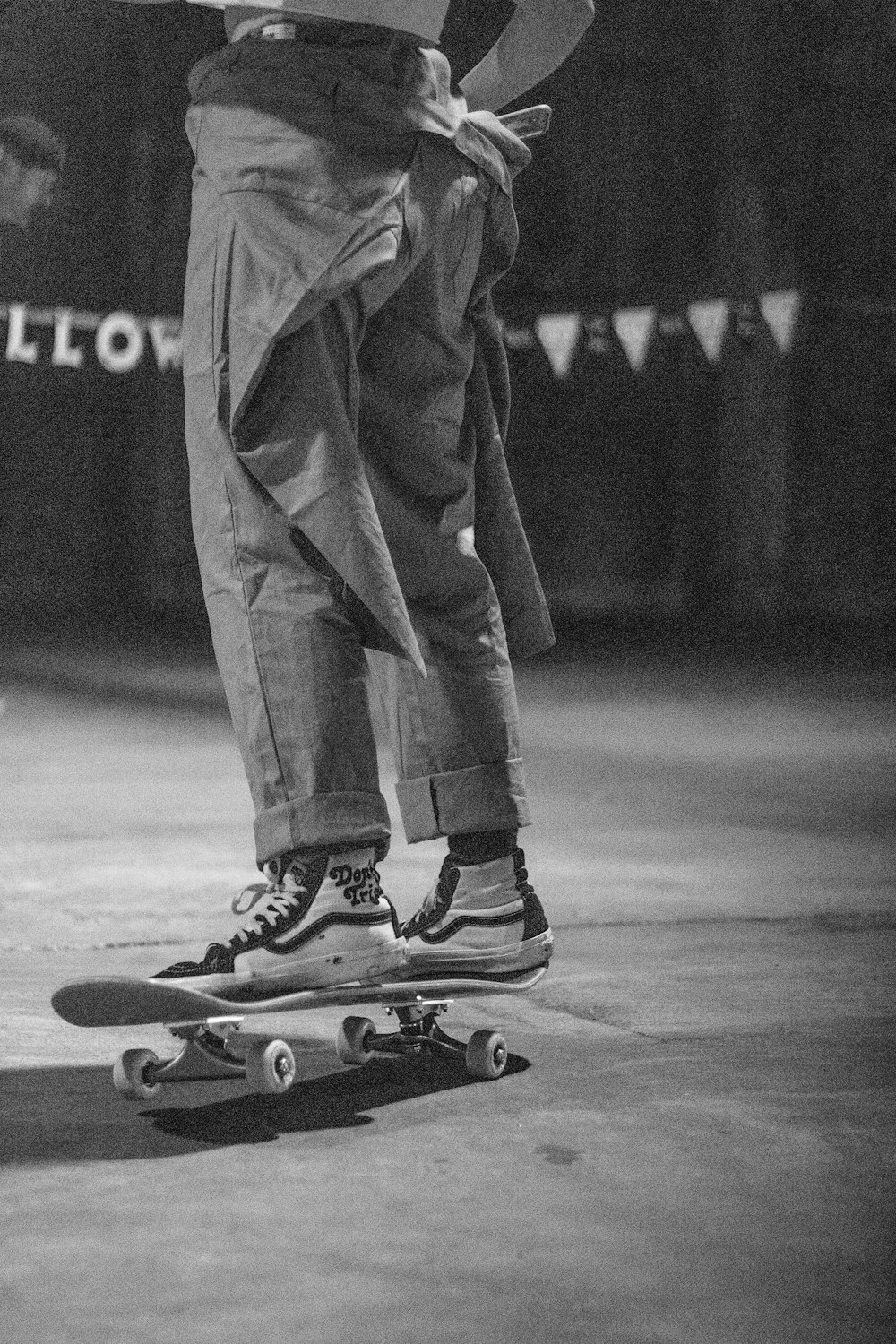 ein Schwarz-Weiß-Foto einer Person auf einem Skateboard