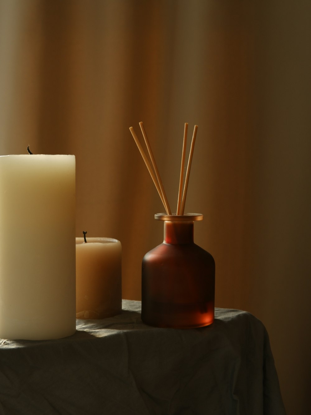 um par de velas sentadas em cima de uma mesa