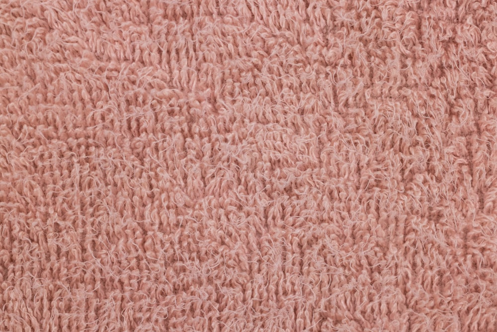 Una vista ravvicinata di un tappeto rosa