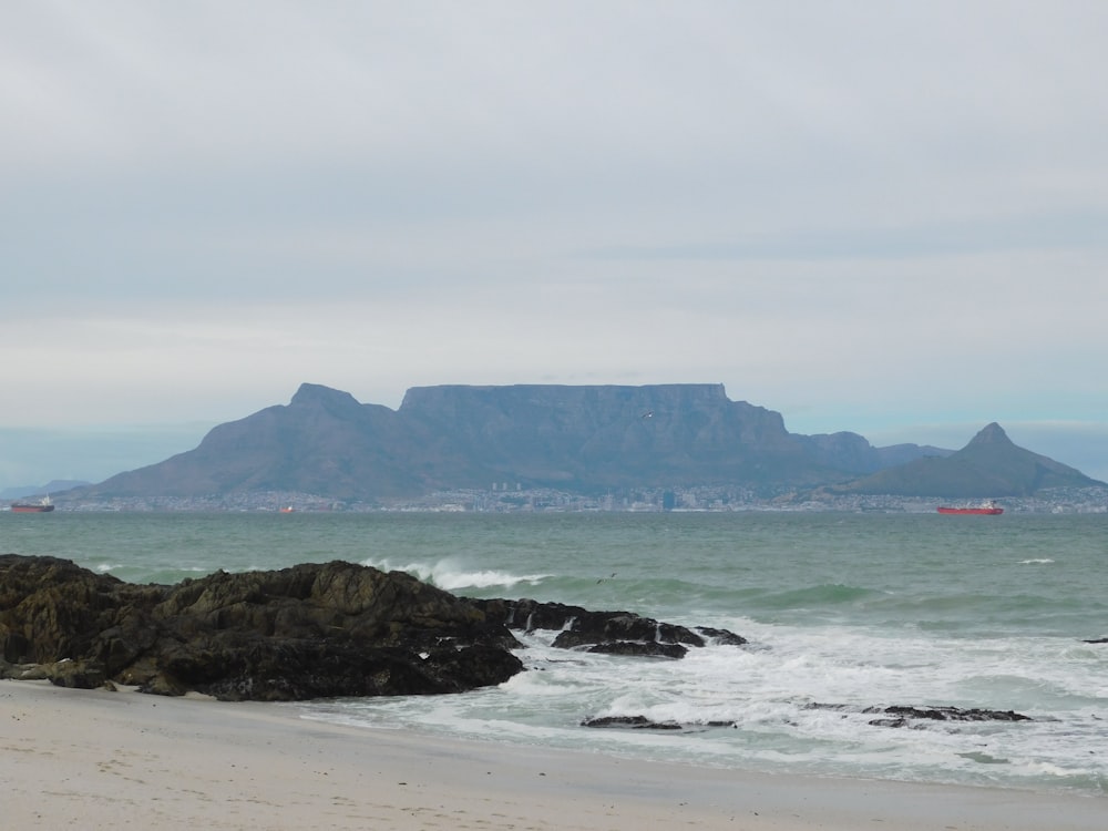 Una vista de una playa con una montaña al fondo