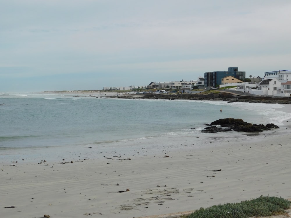 Una vista de una playa con casas al fondo