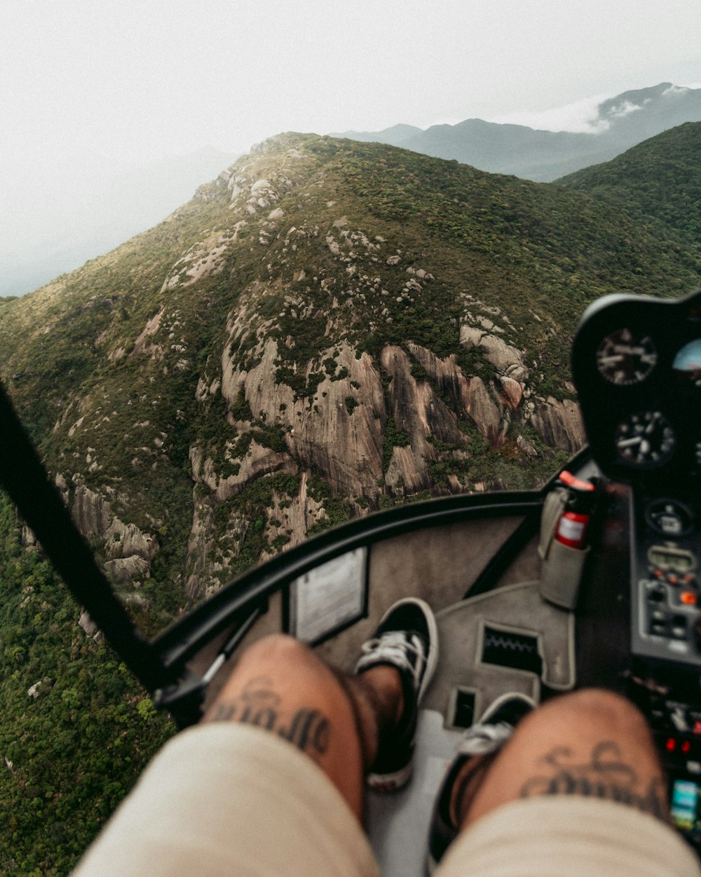Blick aus dem Inneren eines Hubschraubers auf einen Berg
