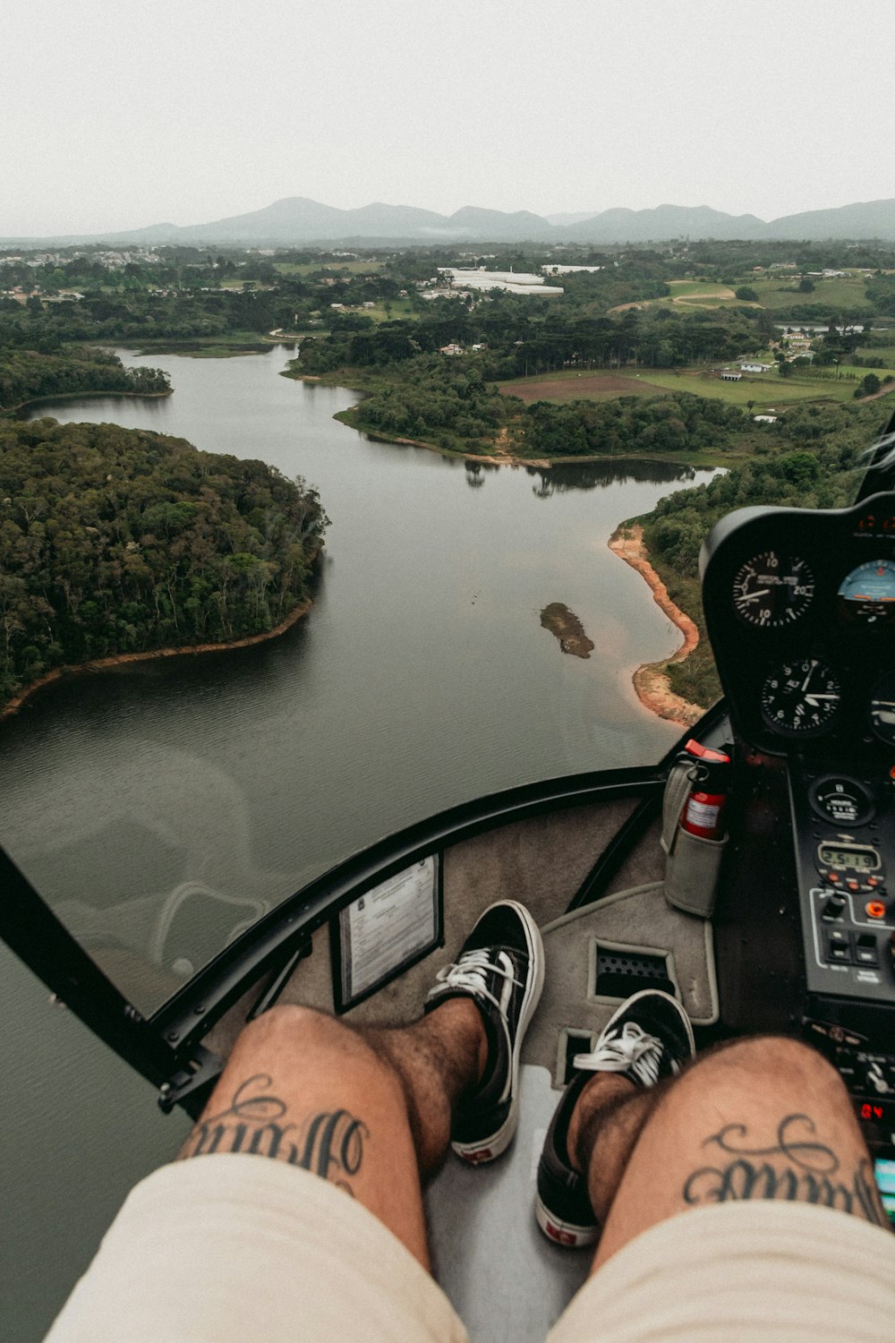 um homem sentado no cockpit de um helicóptero