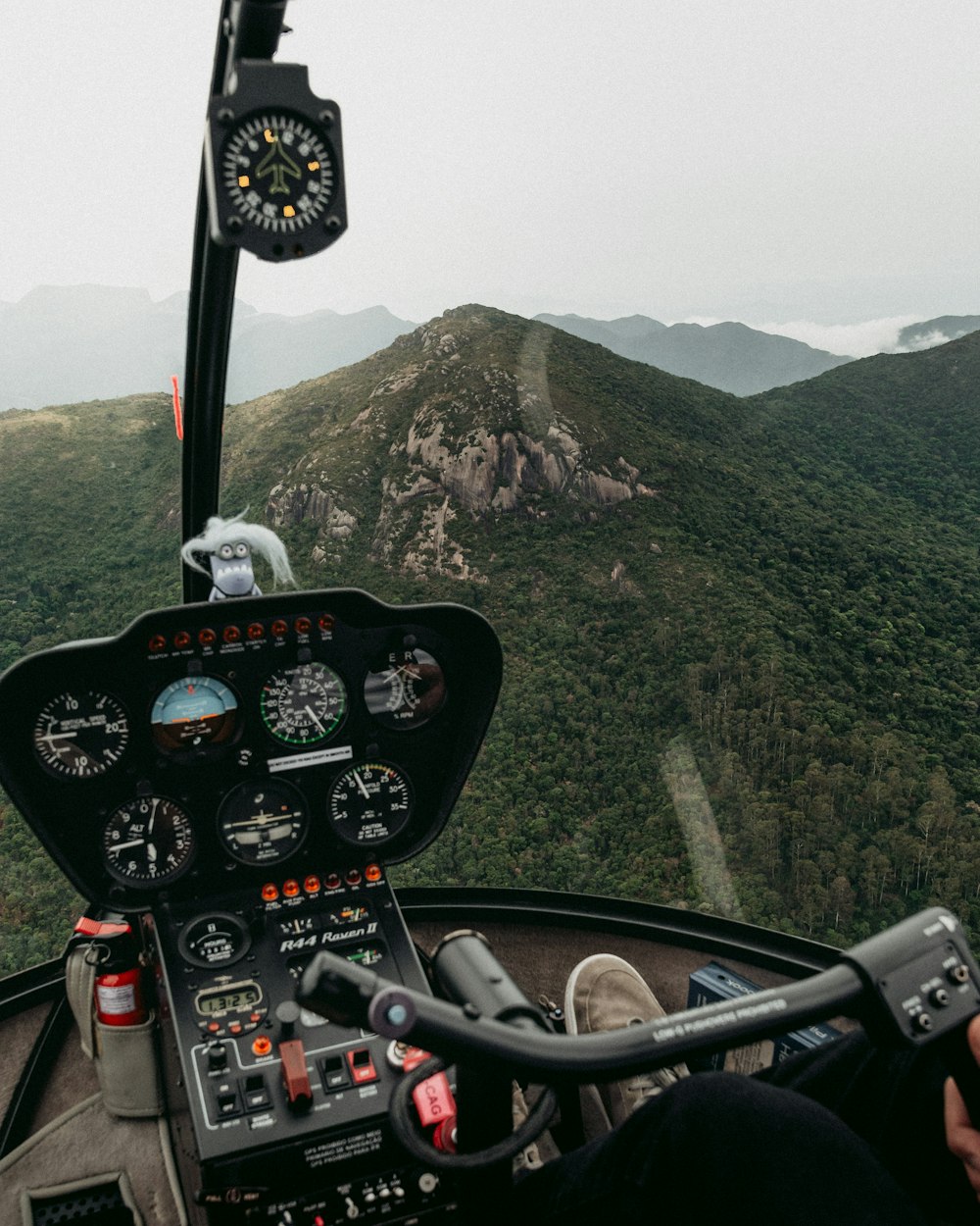 uma vista de dentro de um helicóptero de uma cordilheira