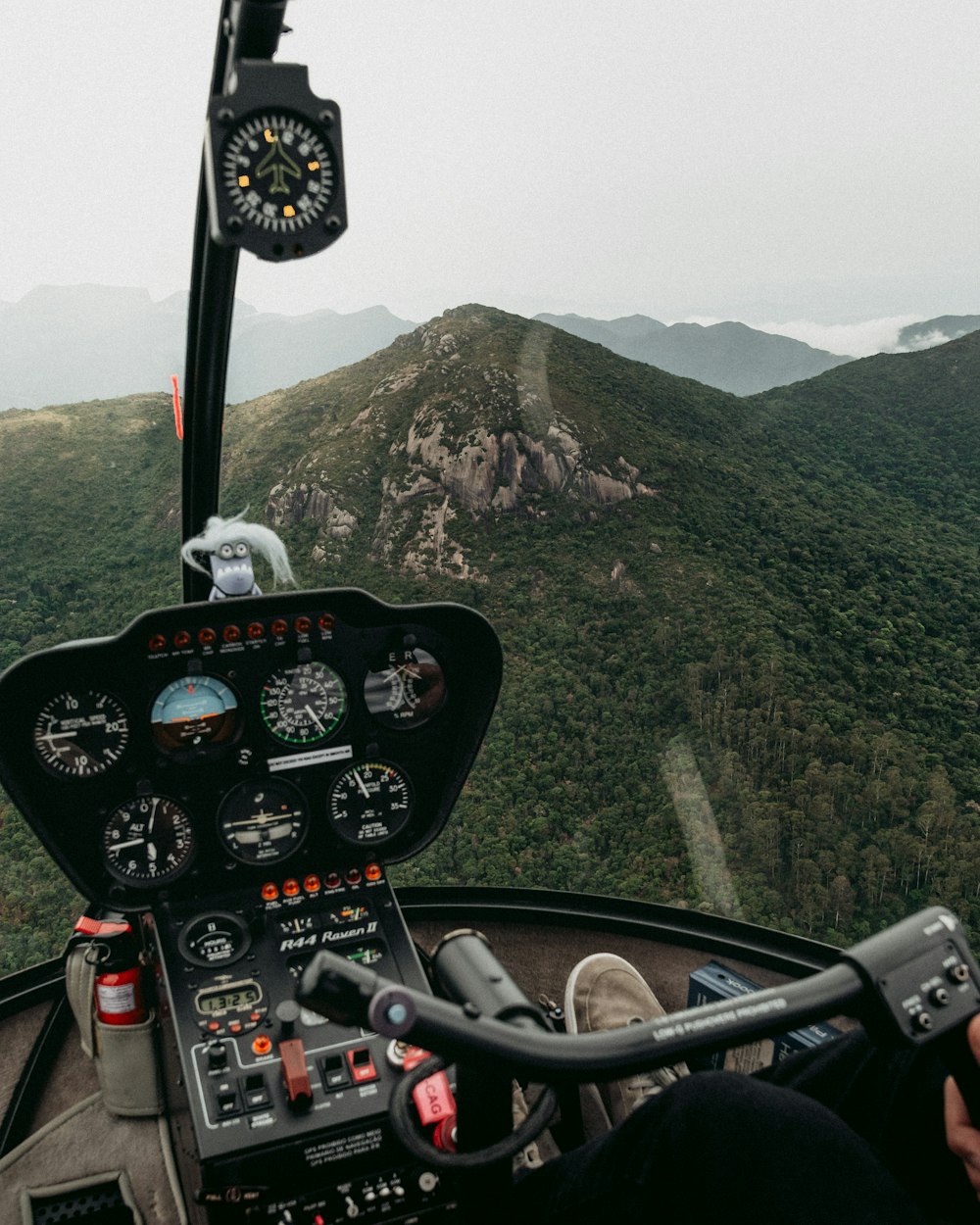 Blick aus dem Inneren eines Hubschraubers auf eine Bergkette