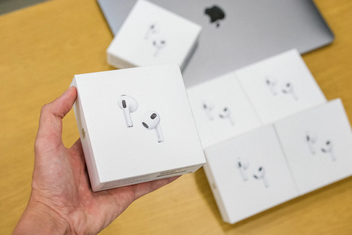 Funcionário com caixa de produto Apple