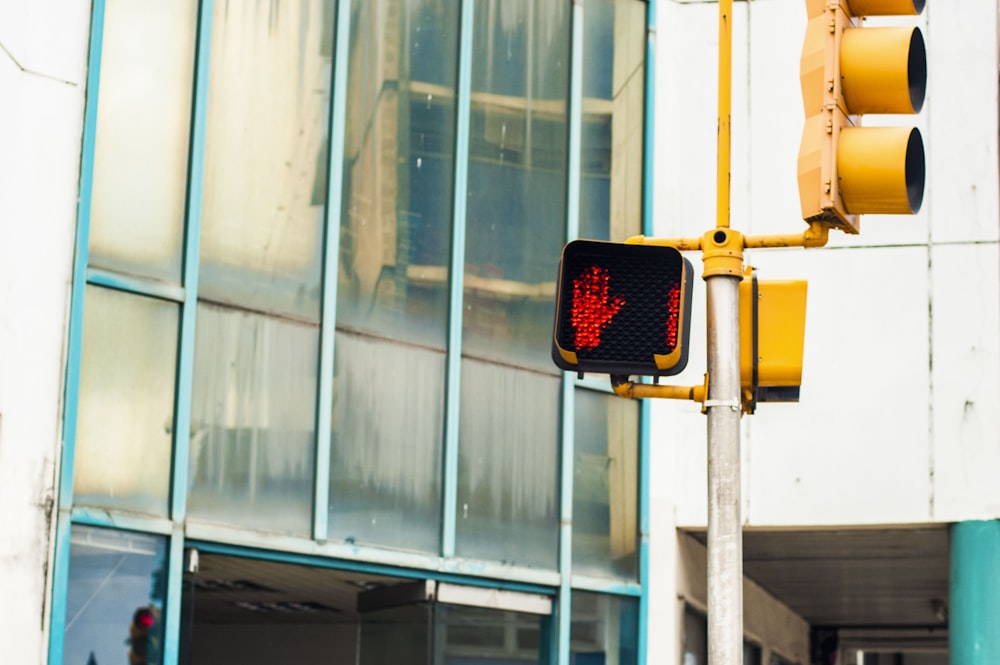 a traffic light that has a red light on it