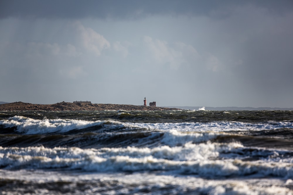 Ein Leuchtturm auf einer kleinen Insel mitten im Ozean