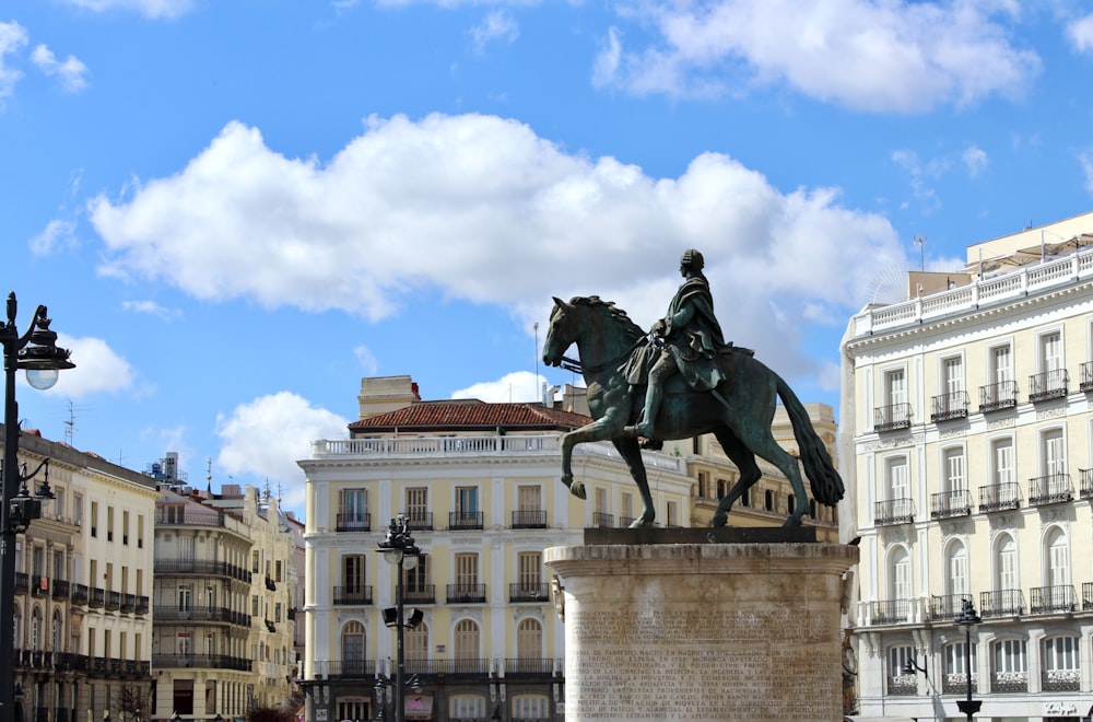 a statue of a man riding a horse in a city