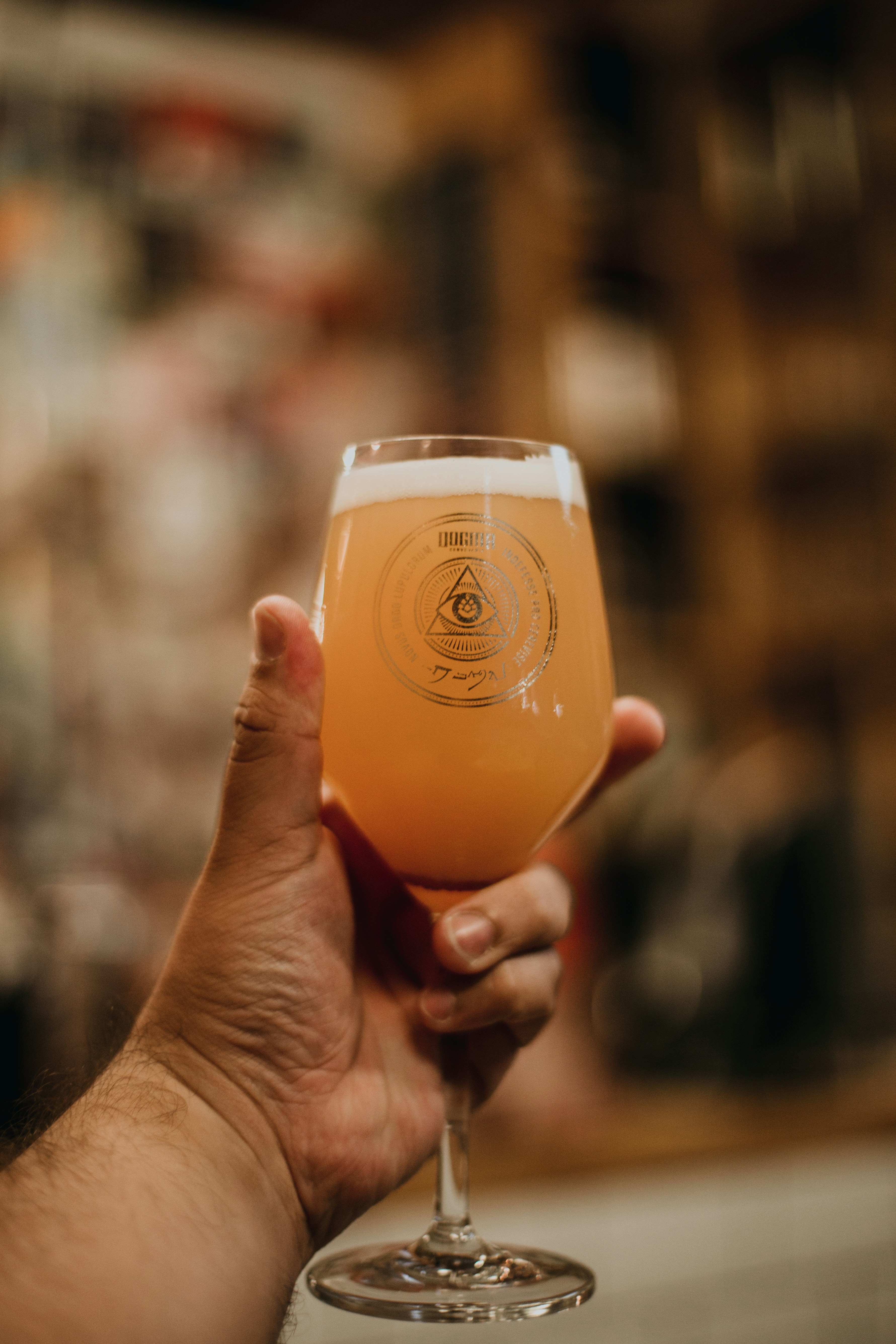 eine Person, die ein Weinglas in der Hand hält