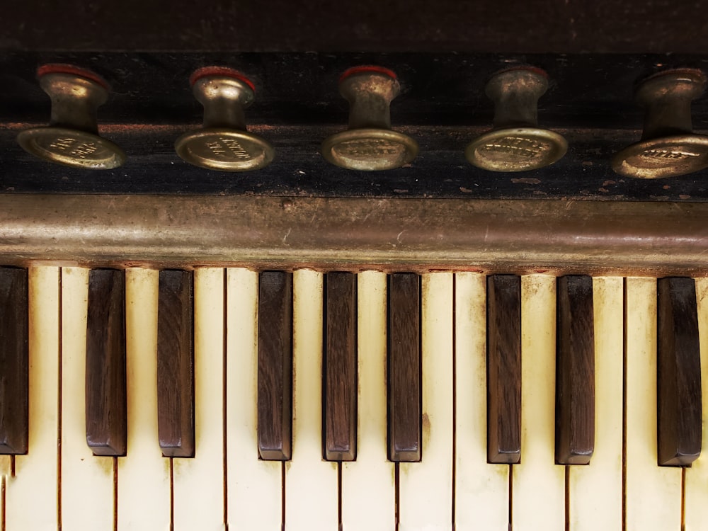 a close up of a piano with many keys