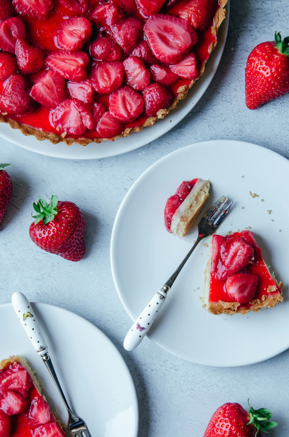 una fetta di cheesecake con fragole su un piatto