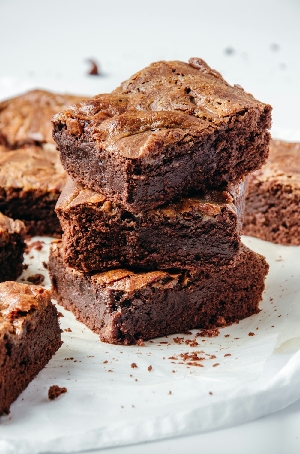 chocolade brownies op elkaar gestapeld op een wit bord 