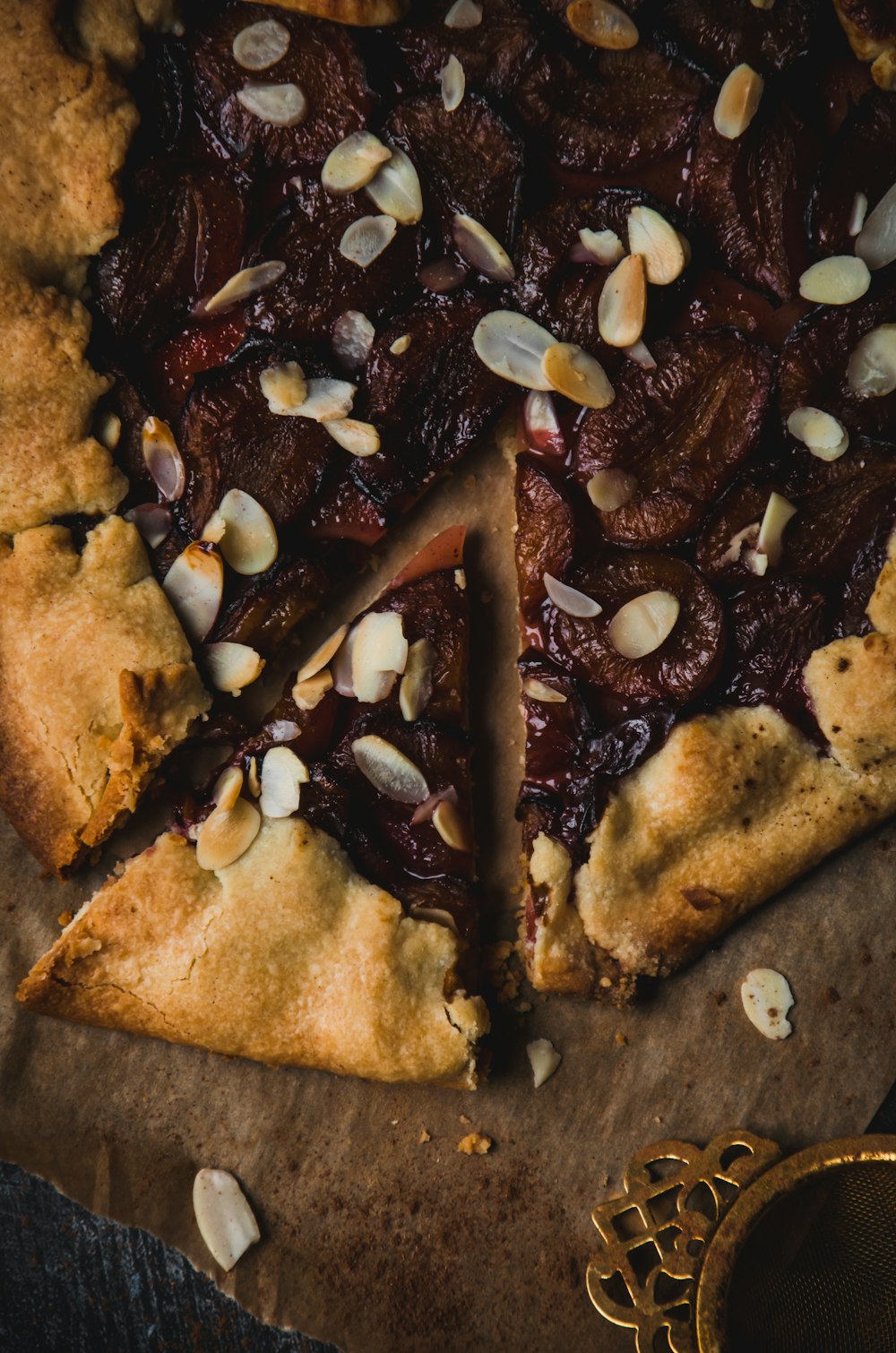 una pizza con una rebanada cortada