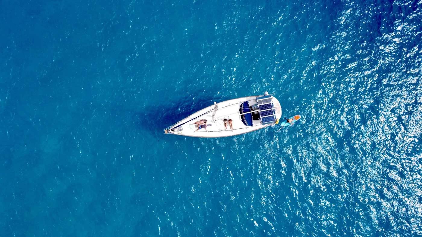 barco con paneles solares en el mar para una casa flotante autosuficiente