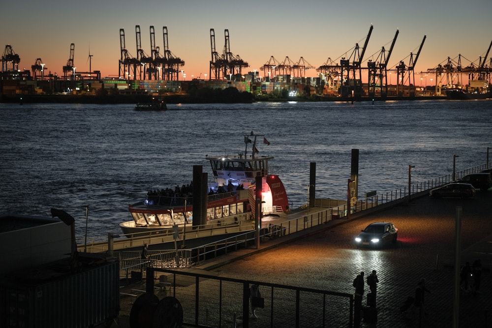 Ein Boot, das im Wasser sitzt