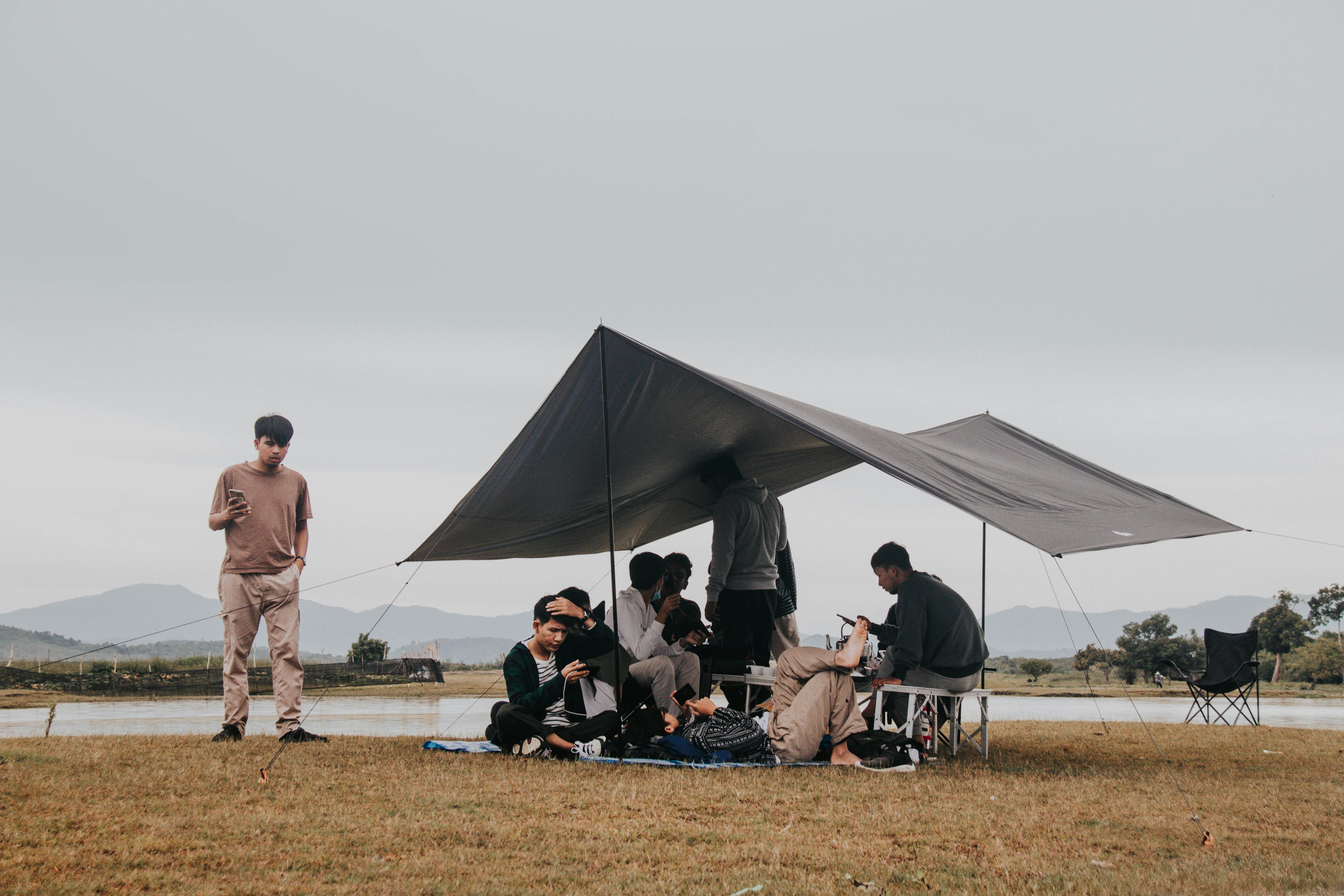 파라솔 - a group of people sitting around a tent