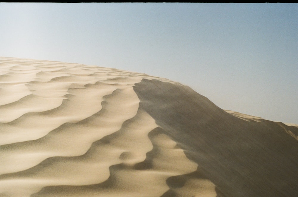 사막 한가운데있는 큰 모래 언덕