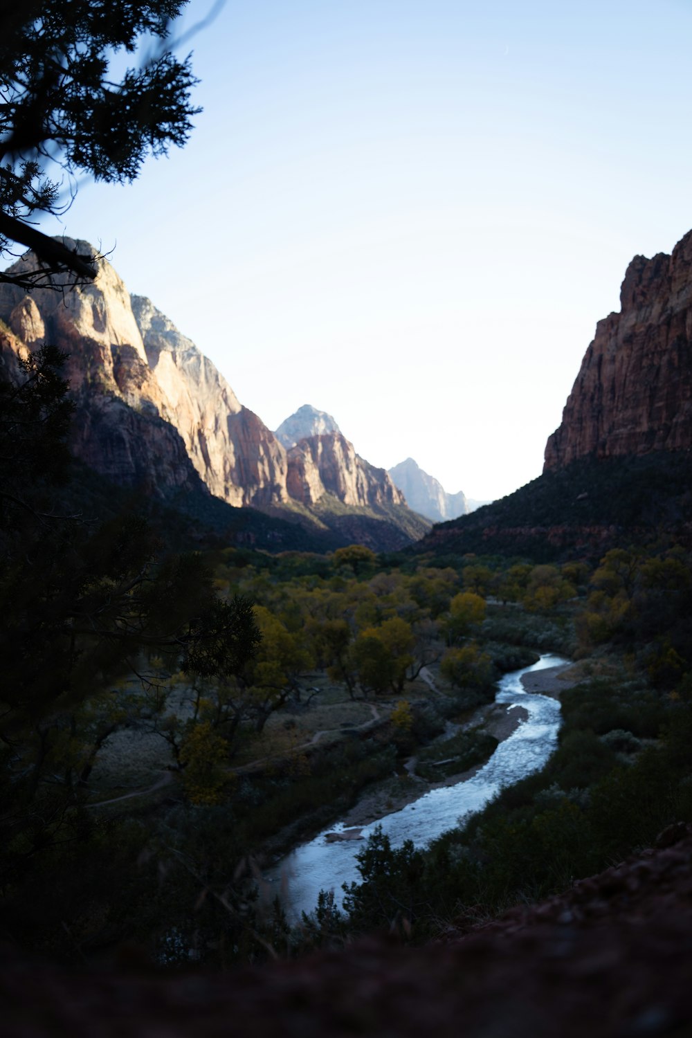 une rivière qui traverse une vallée entourée de montagnes