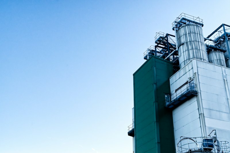 Planta industrial química com silos e estrutura moderna