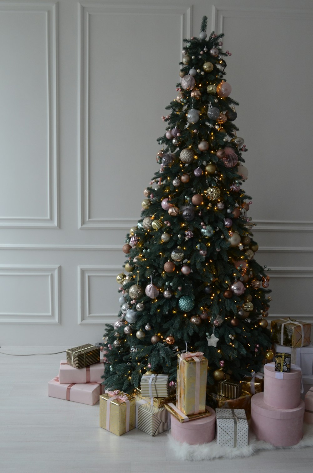 uma árvore de Natal decorada cercada por presentes