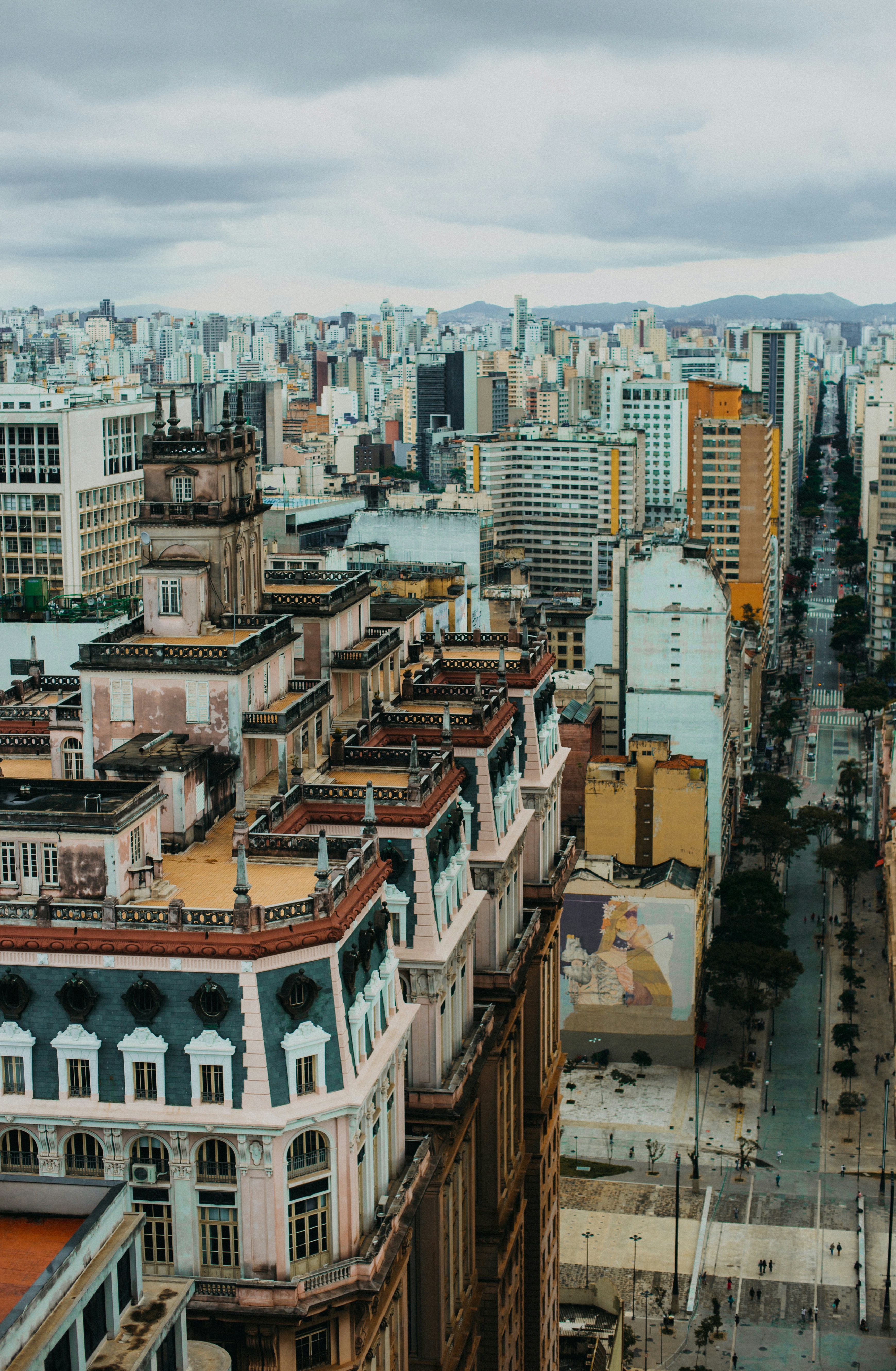 Blick auf eine Stadt von einem hohen Gebäude aus