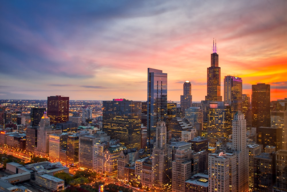 Une vue d’une ville au coucher du soleil depuis le sommet d’un gratte-ciel