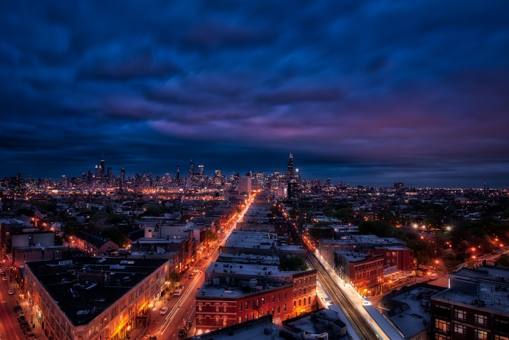 Una vista de una ciudad por la noche desde lo alto de un edificio