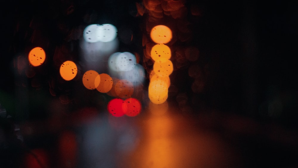 Una foto sfocata di una strada di notte
